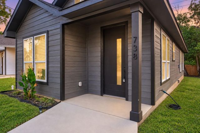 738 Chihuahua ST, Lockhart, TX 78644