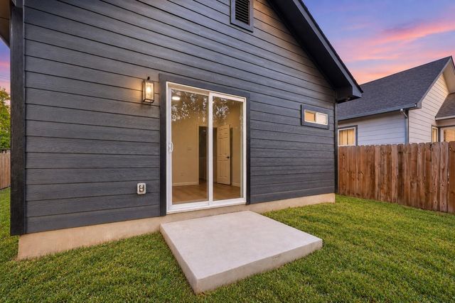 738 Chihuahua ST, Lockhart, TX 78644