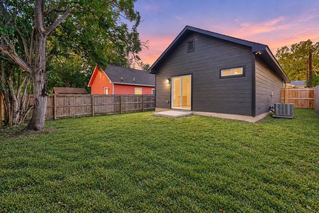 738 Chihuahua ST, Lockhart, TX 78644