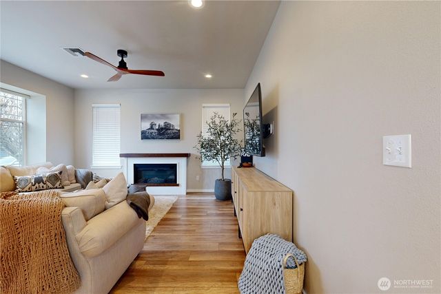 891 SE Larkspur Pl, College Place, WA 99324