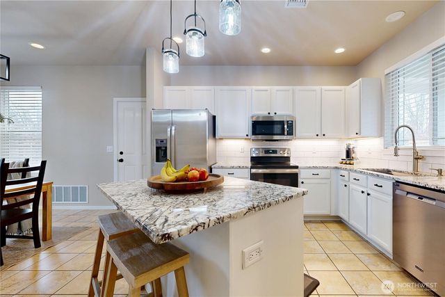 891 SE Larkspur Pl, College Place, WA 99324