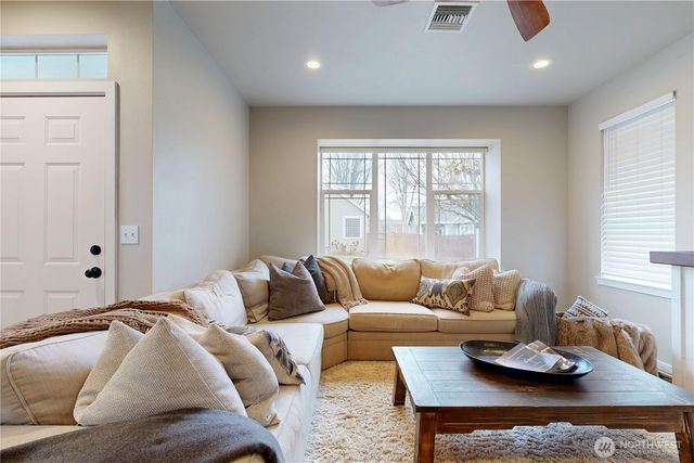 891 SE Larkspur Pl, College Place, WA 99324