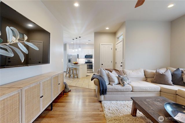 891 SE Larkspur Pl, College Place, WA 99324