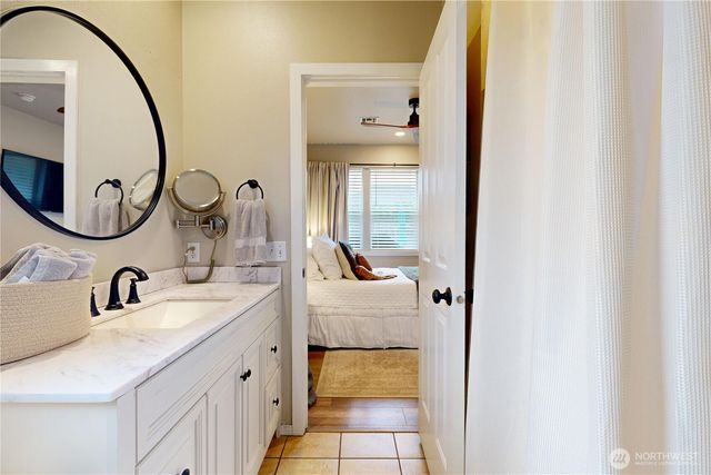 891 SE Larkspur Pl, College Place, WA 99324