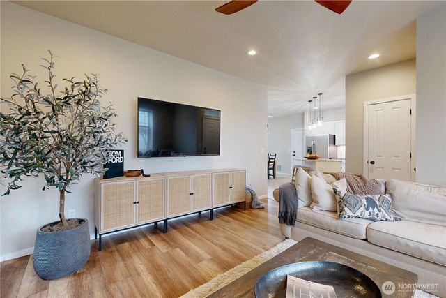 891 SE Larkspur Pl, College Place, WA 99324