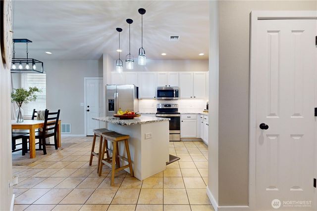 891 SE Larkspur Pl, College Place, WA 99324