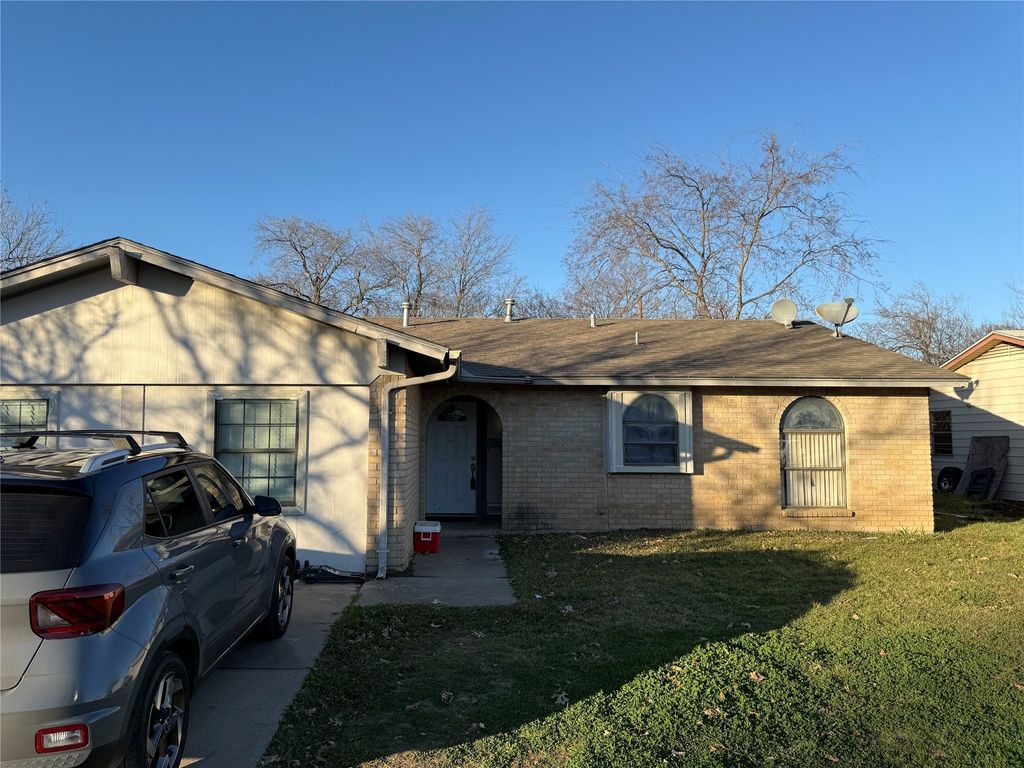 1733 Continental Drive, Blue Mound, TX 76131