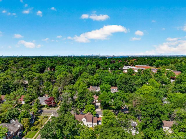 60 Plymouth Road, Great Neck, NY 11023