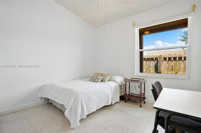 6723 NW 188th Ter, Hialeah, FL 33015