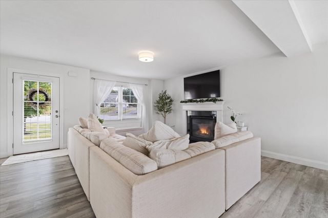 19 Lighthouse Ln, Westminster, MA 01473