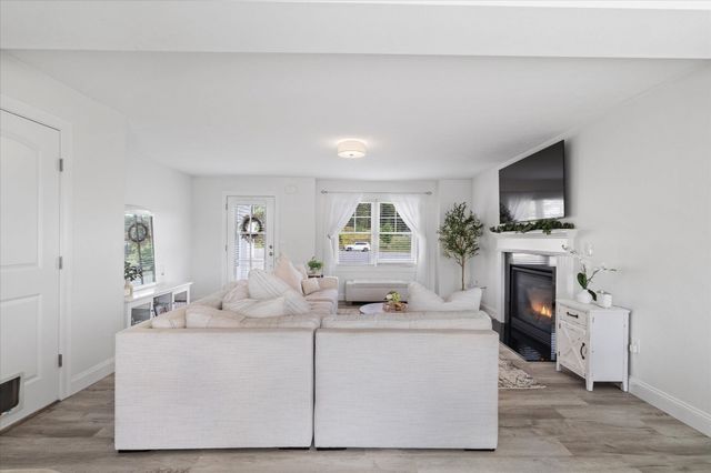 19 Lighthouse Ln, Westminster, MA 01473