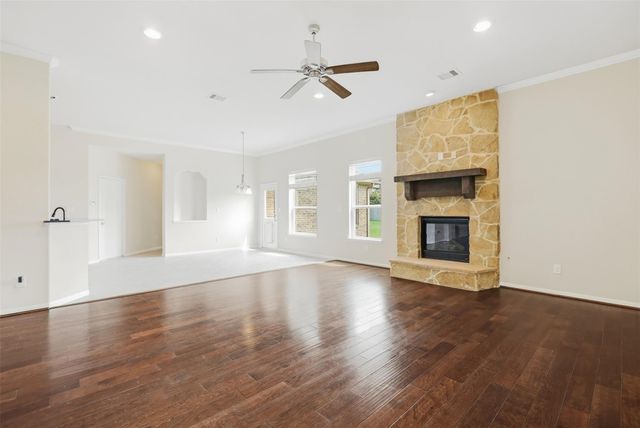 4002 Broadmoor Drive, Mont Belvieu, TX 77523