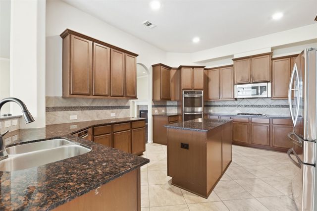 4002 Broadmoor Drive, Mont Belvieu, TX 77523