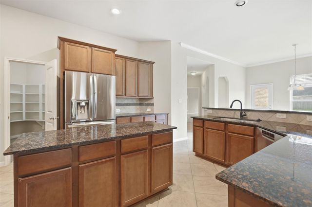 4002 Broadmoor Drive, Mont Belvieu, TX 77523