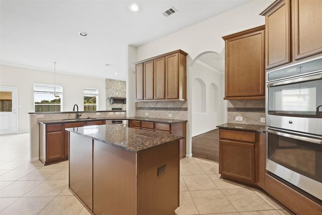 4002 Broadmoor Drive, Mont Belvieu, TX 77523