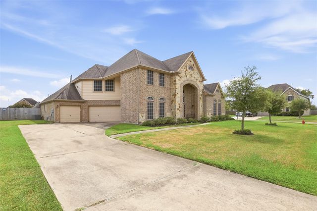 4002 Broadmoor Drive, Mont Belvieu, TX 77523