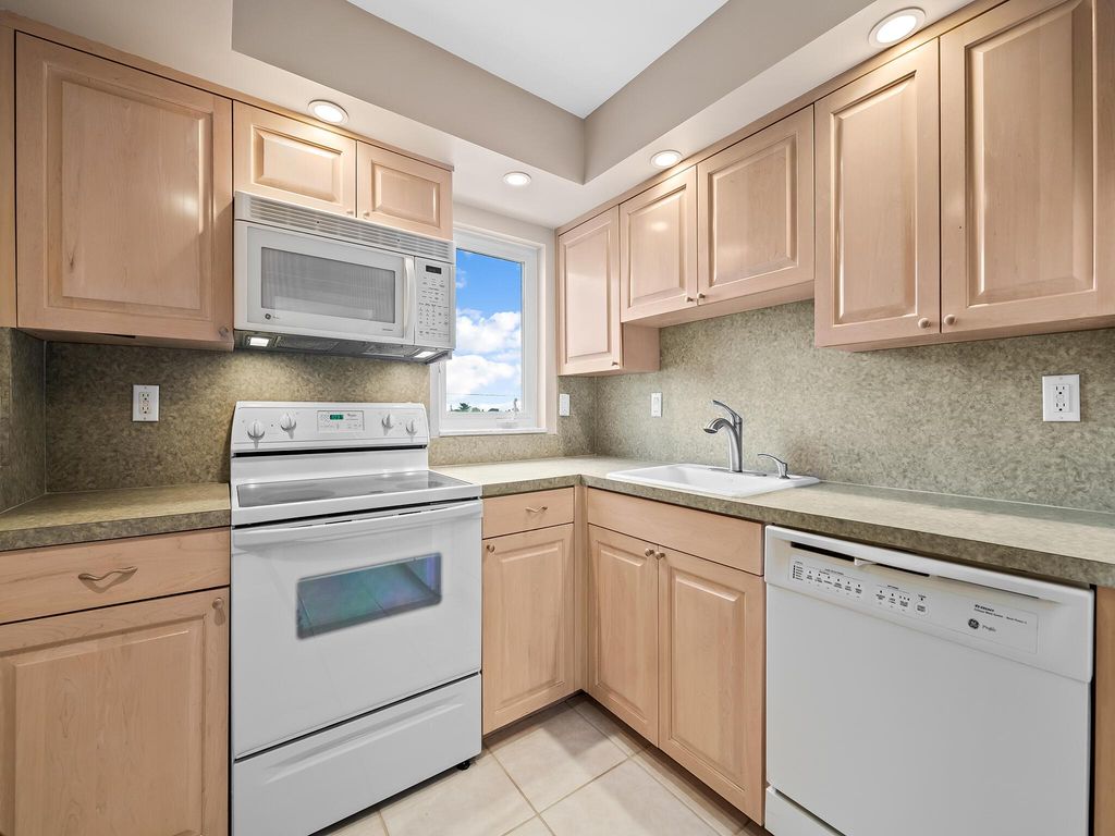 Image 3 of property listing at 3221 S Ocean Boulevard 302, Highland Beach, FL 33487