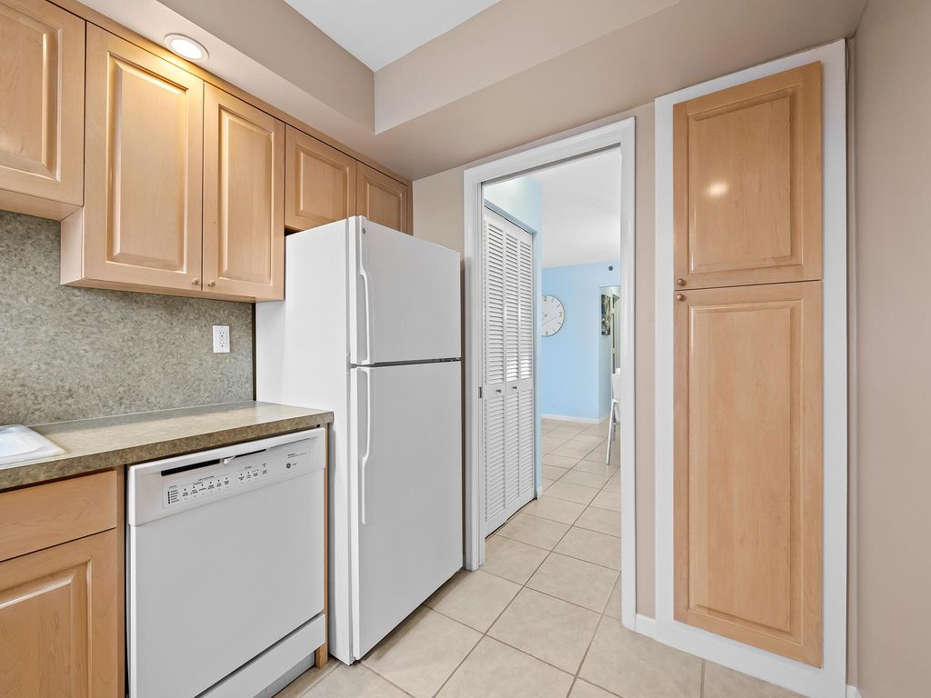 Image 4 of property listing at 3221 S Ocean Boulevard 302, Highland Beach, FL 33487