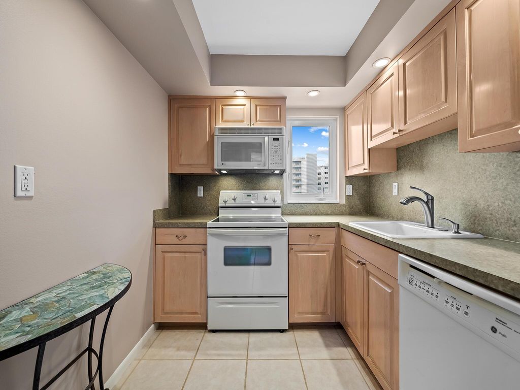 Image 5 of property listing at 3221 S Ocean Boulevard 302, Highland Beach, FL 33487