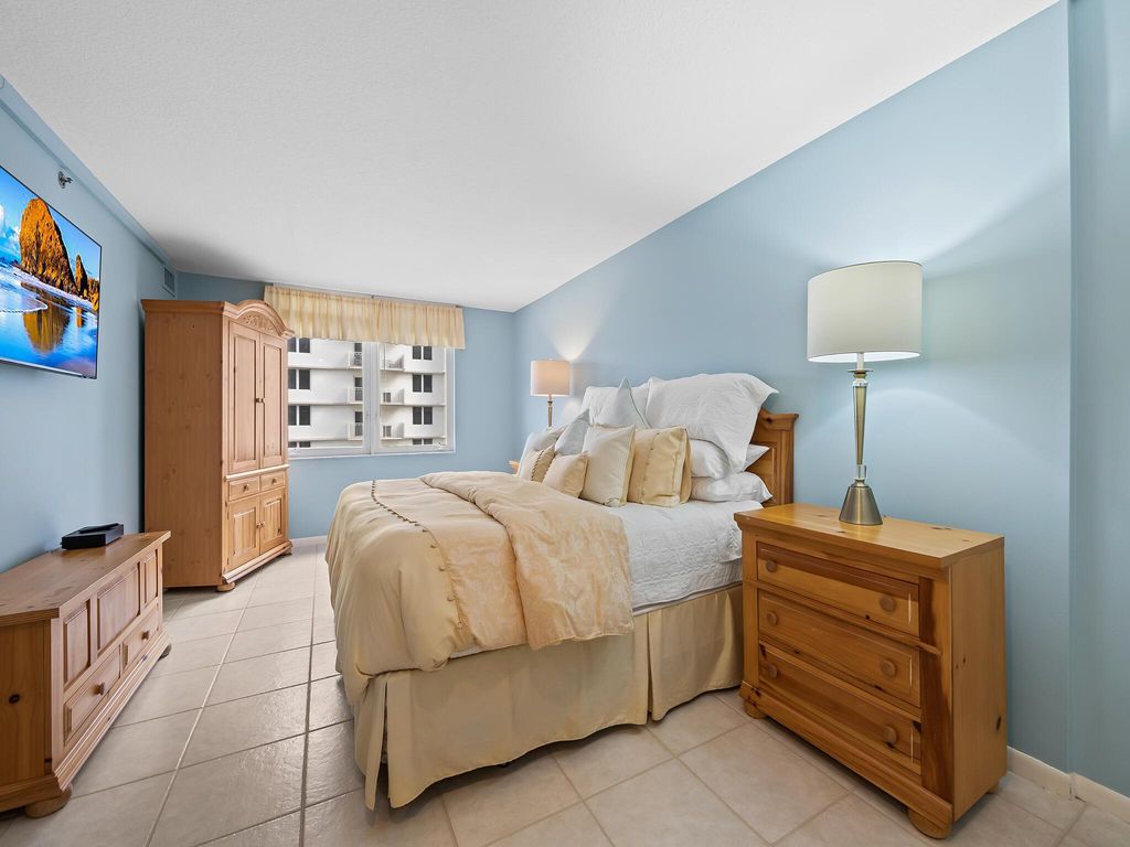 Image 7 of property listing at 3221 S Ocean Boulevard 302, Highland Beach, FL 33487