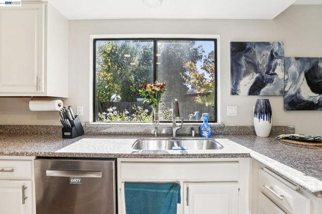 300 Lodgepole Ct, Martinez, CA 94553