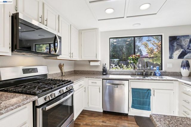 300 Lodgepole Ct, Martinez, CA 94553