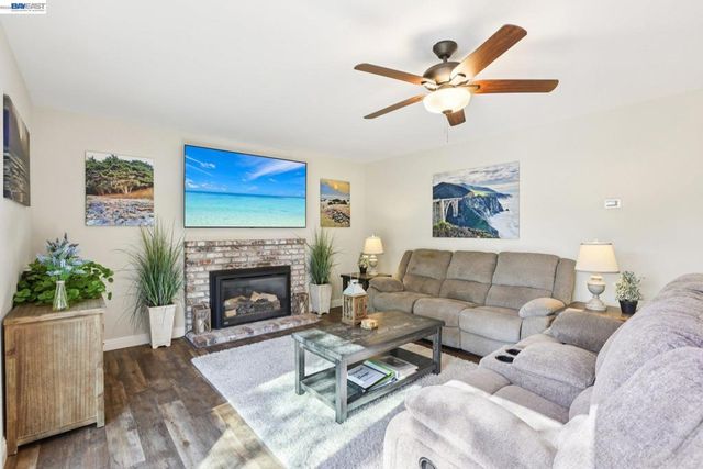 300 Lodgepole Ct, Martinez, CA 94553