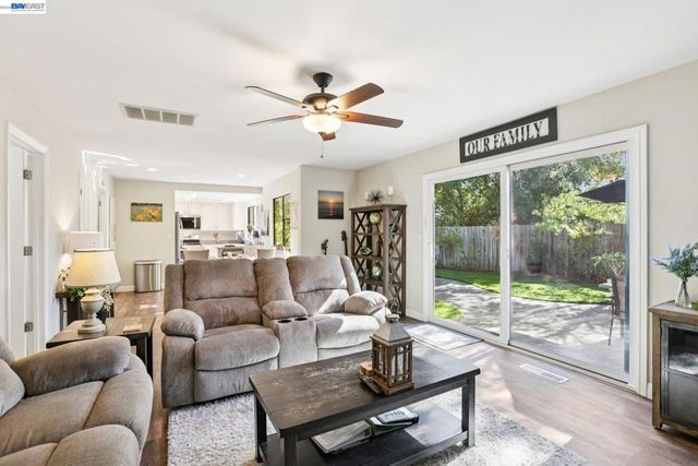 300 Lodgepole Ct, Martinez, CA 94553