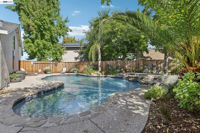 300 Lodgepole Ct, Martinez, CA 94553