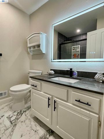 300 Lodgepole Ct, Martinez, CA 94553