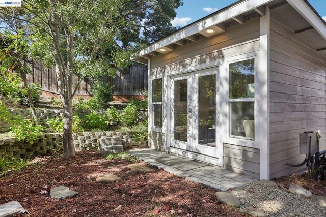 300 Lodgepole Ct, Martinez, CA 94553