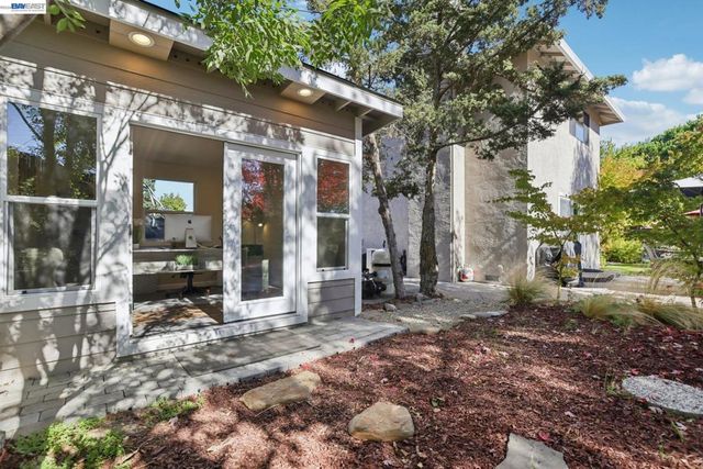 300 Lodgepole Ct, Martinez, CA 94553