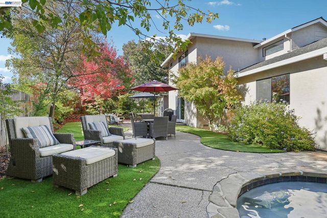 300 Lodgepole Ct, Martinez, CA 94553