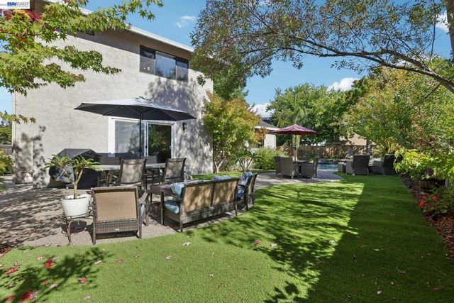 300 Lodgepole Ct, Martinez, CA 94553