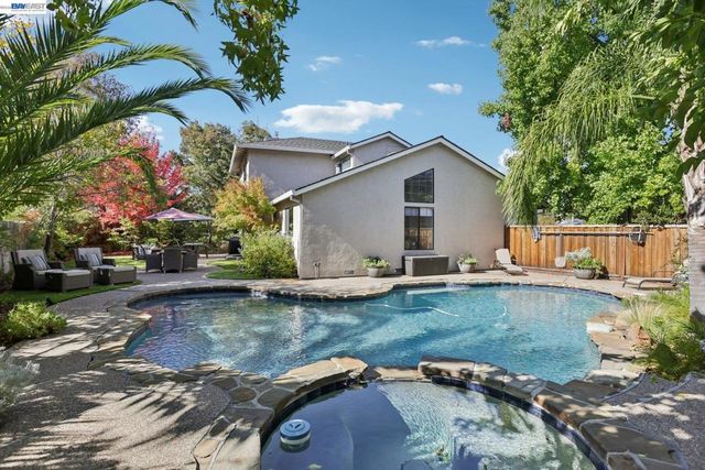 300 Lodgepole Ct, Martinez, CA 94553