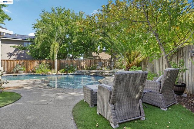 300 Lodgepole Ct, Martinez, CA 94553