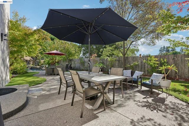 300 Lodgepole Ct, Martinez, CA 94553