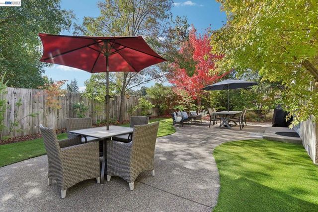 300 Lodgepole Ct, Martinez, CA 94553