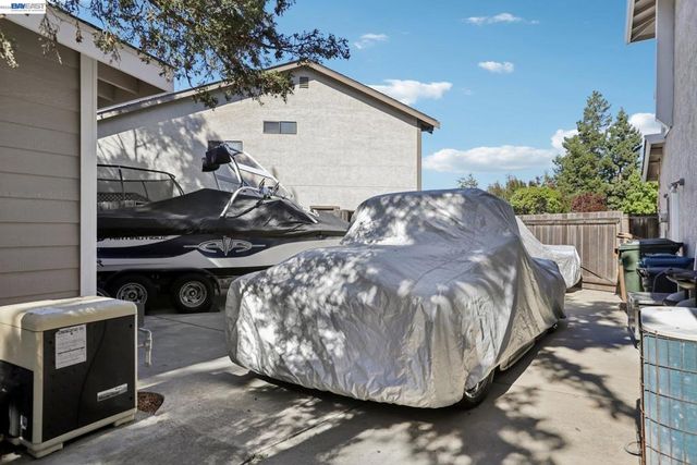 300 Lodgepole Ct, Martinez, CA 94553