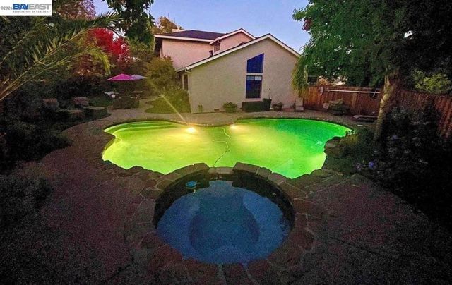 300 Lodgepole Ct, Martinez, CA 94553