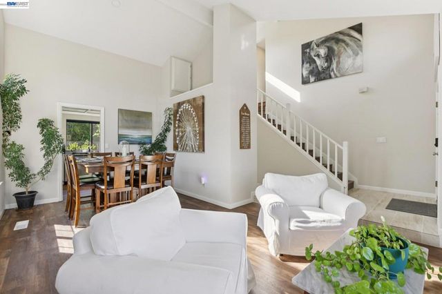 300 Lodgepole Ct, Martinez, CA 94553