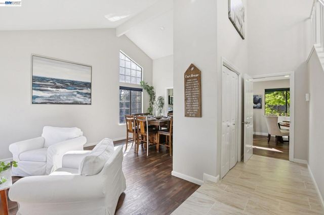 300 Lodgepole Ct, Martinez, CA 94553