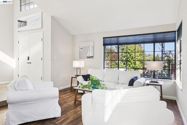 300 Lodgepole Ct, Martinez, CA 94553