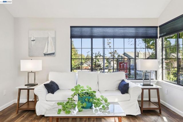 300 Lodgepole Ct, Martinez, CA 94553