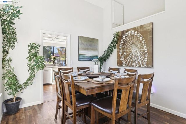 300 Lodgepole Ct, Martinez, CA 94553