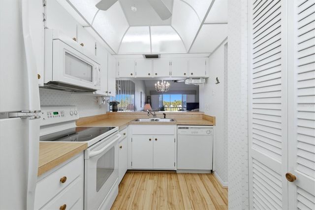 437 CERROMAR LANE 522, Venice, FL 34293