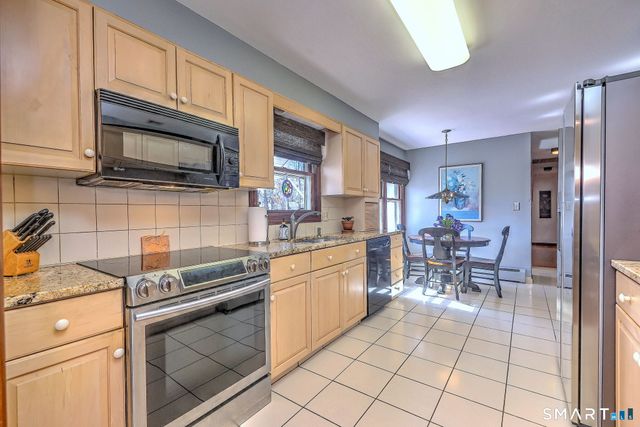 17 Arrowhead Lane, Branford, CT 06405