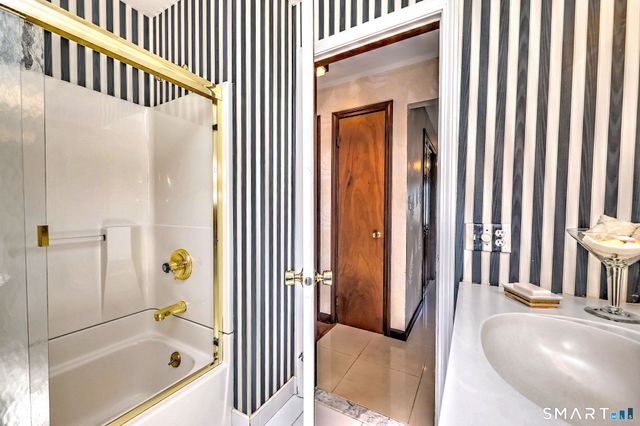 17 Arrowhead Lane, Branford, CT 06405