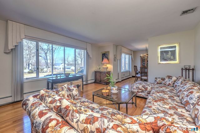 17 Arrowhead Lane, Branford, CT 06405