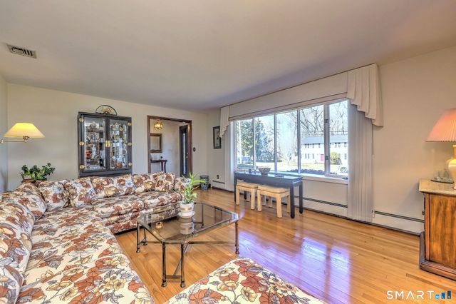 17 Arrowhead Lane, Branford, CT 06405